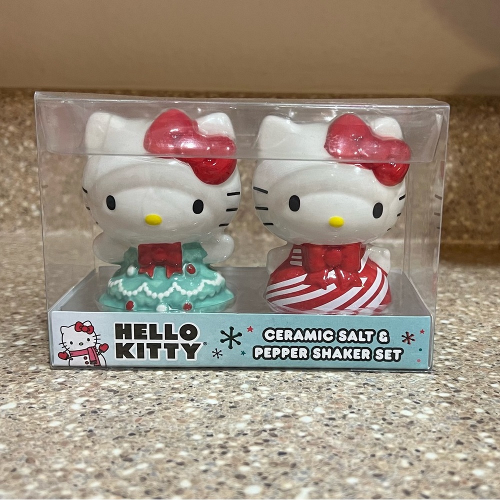 Hello kitty salt and pepper shakers